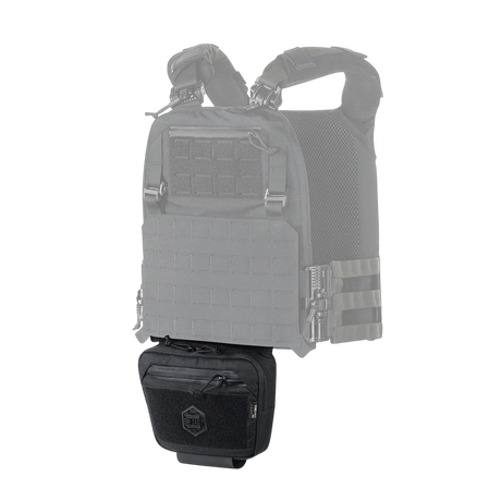 Svart M-Tac Large Elite Gen.II skulderveske festet til taktisk vest, laget av Cordura 500D med YKK-glidelåser.