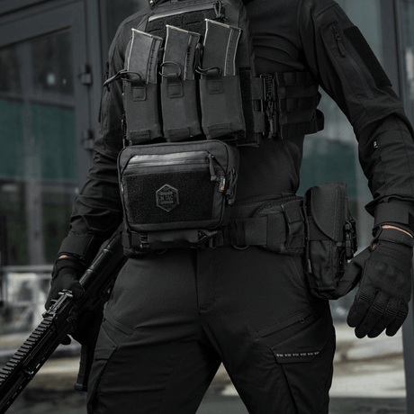 M-Tac Large Elite Gen.II skulderveske i bruk med taktisk vest, laget av Cordura 500D for slitestyrke, egnet for taktisk bruk.