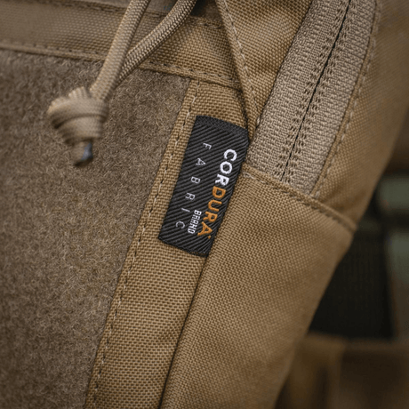Nærbilde av M-Tac Large Elite Gen.II skulderveske i Cordura 500D materiale med synlig CORDURA-label, fremhever holdbarheten.