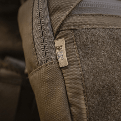 Nærbilde av M-Tac Large Elite Gen.II skulderveske i Cordura 500D, viser glidelåser og kvalitetsøm for taktisk bruk.