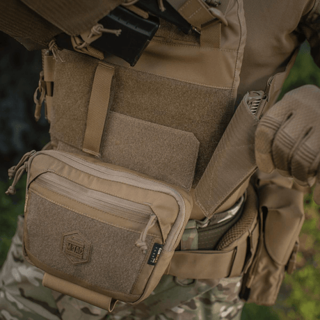 M-Tac Large Elite Gen.II skulderveske i Cordura 500D, egnet for taktisk bruk, med Velcro-panel og YKK-glidelåser på en person i kamuflasjeklær.