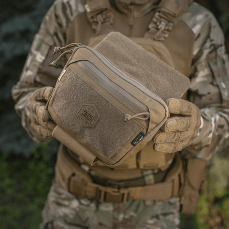 M-Tac Large Elite Gen.II skulderveske i bruk for daglig utstyr, taktikk og holdbarhet med Cordura 500D og YKK-glidelåser.