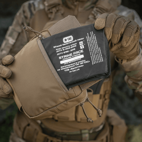 Soldat med M-Tac Large Elite Gen.II skulderveske i Cordura 500D materiale og ballistisk panel for taktisk bruk og oppbevaring av utstyr.