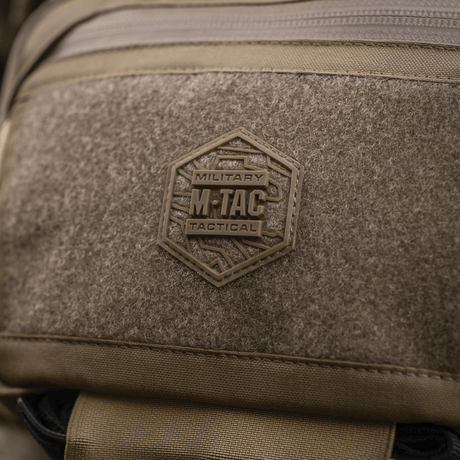 M-Tac Large Elite Gen.II skulderveske med merkelogo på front Velcro-panel, fremhever taktisk design og holdbarhet.