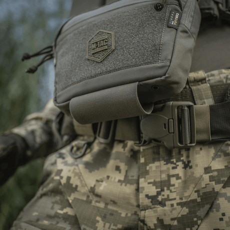 M-Tac Large Elite Gen.II skulderveske på militæruniform, nærbilde. Cordura 500D med YKK-lynlåser og front Velcro-panel.