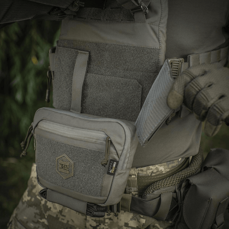 M-Tac Large Elite Gen.II skulderveske i bruk, laget av slitesterk Cordura 500D med YKK-lynlåser og Velcro-panel.