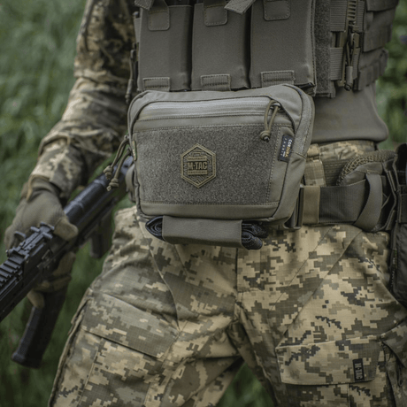 M-Tac Large Elite Gen.II skulderveske i taktisk bruk, laget av slitesterkt Cordura 500D med YKK-glidelåser og front Velcro-panel.