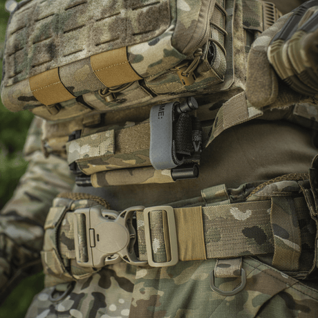 M‑Tac Tourniquet Pouch Elastic Gen.5 montert på taktisk utstyr med elastiske borrelåsfester og kamuflasjemønster.