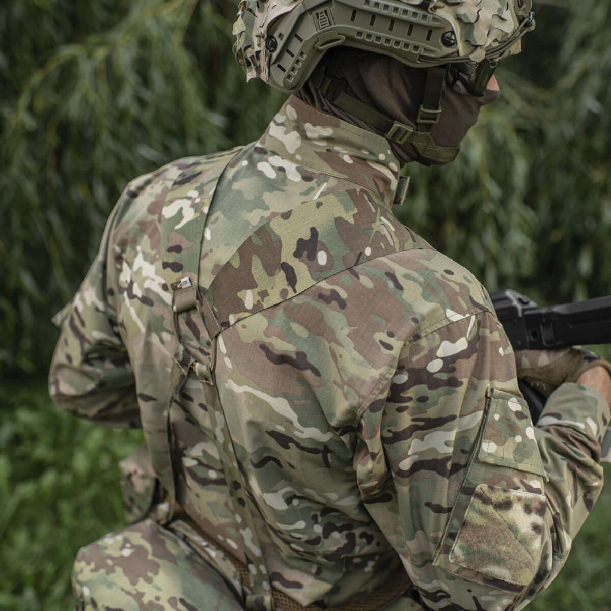 Soldat iført M-Tac Skulderstropper til taktisk bælte Laser Cut med MOLLE-interface og camouflage uniform i naturmiljø.