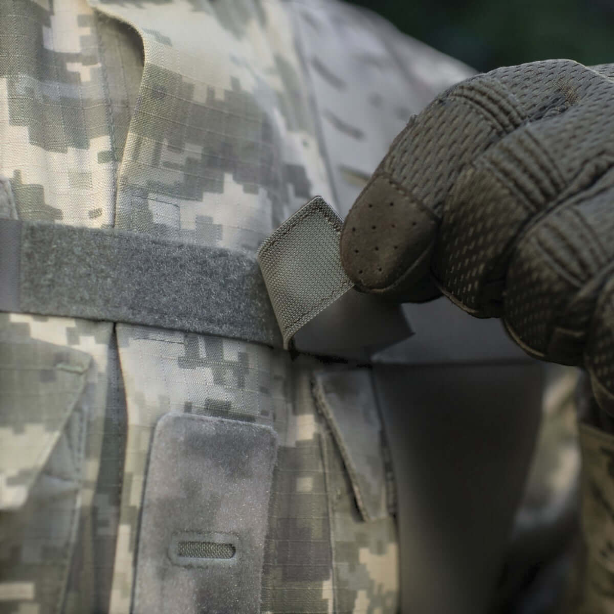 Nærbillede af taktisk vest med M-Tac Skulderstropper til taktisk bælte Laser Cut, justeres med velcro.