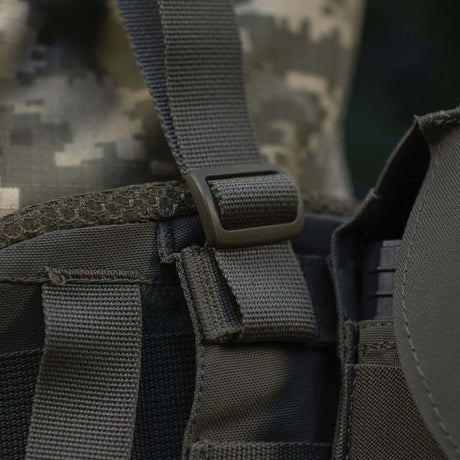 M-Tac Skulderstropper til taktisk belte Laser Cut i robust Cordura med NIJ-sertifisering, vist i galleri posisjon 1 med nærbilde av spenne og stropper.
