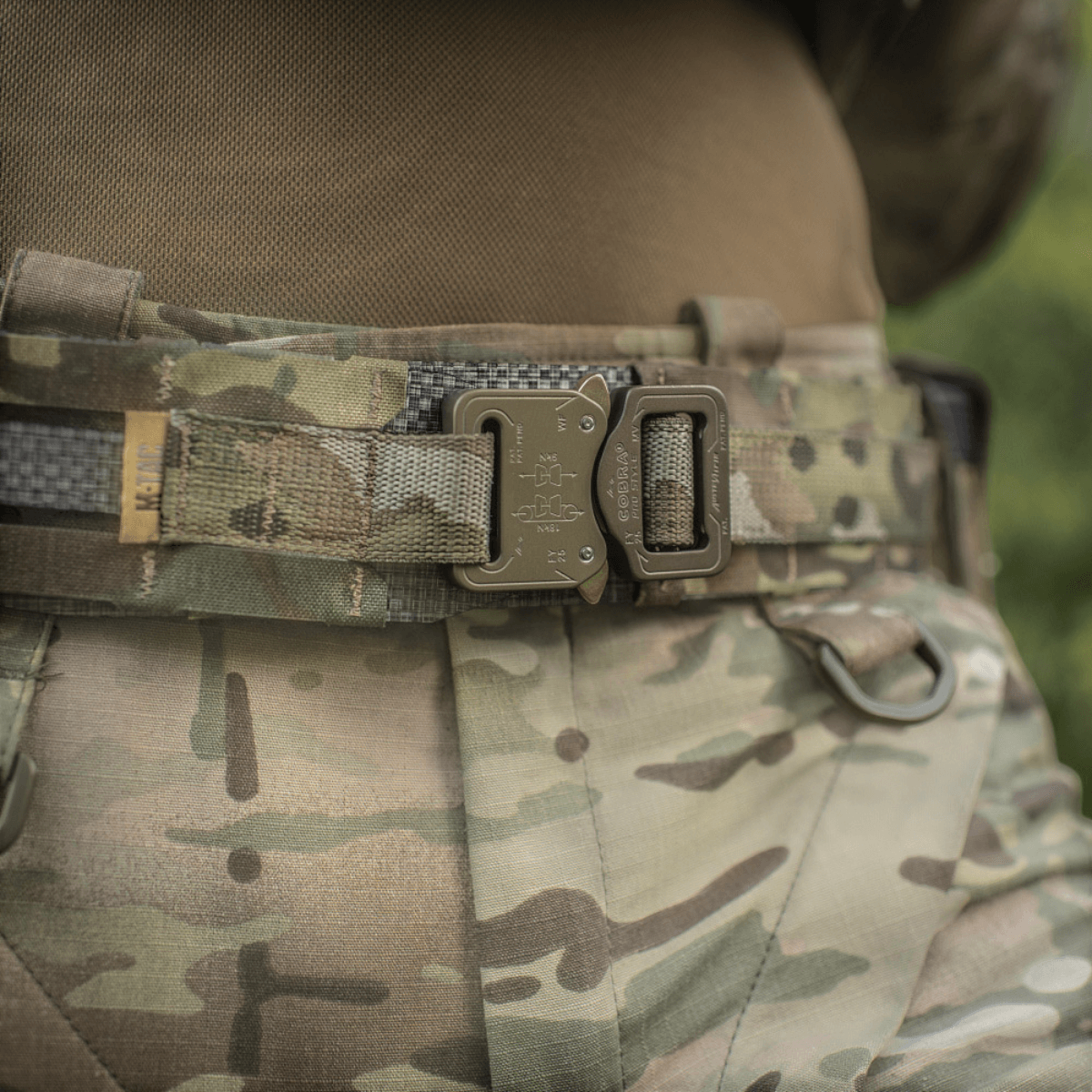 M-Tac Tiger Bælte Cobra Buckle i camouflage, ideelt til taktisk brug med MOLLE-kompatibelt udstyr.