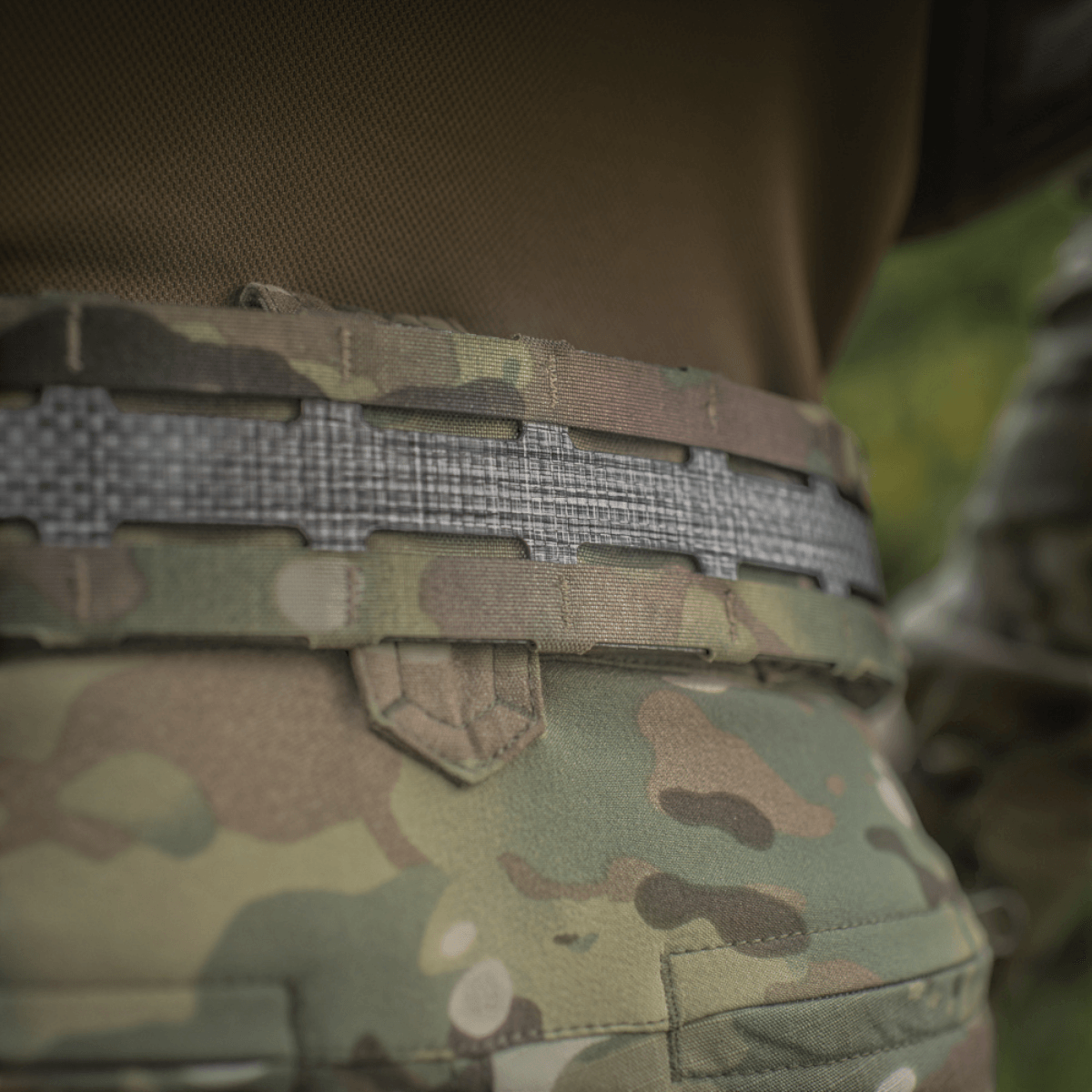 M-Tac Tiger Bælte Cobra Buckle på camouflageuniform, ideelt til taktisk udstyr og MOLLE-kompatibilitet.