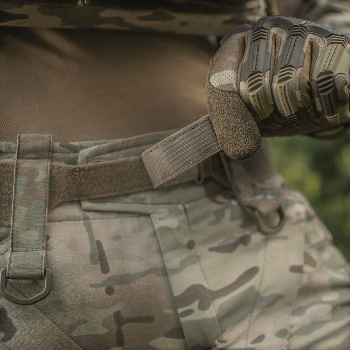 M-Tac Tiger Bælte Cobra Buckle bæltet i kamuflagetøj til taktisk brug, vist med MOLLE-kompatible funktioner til udstyrsfiksering.