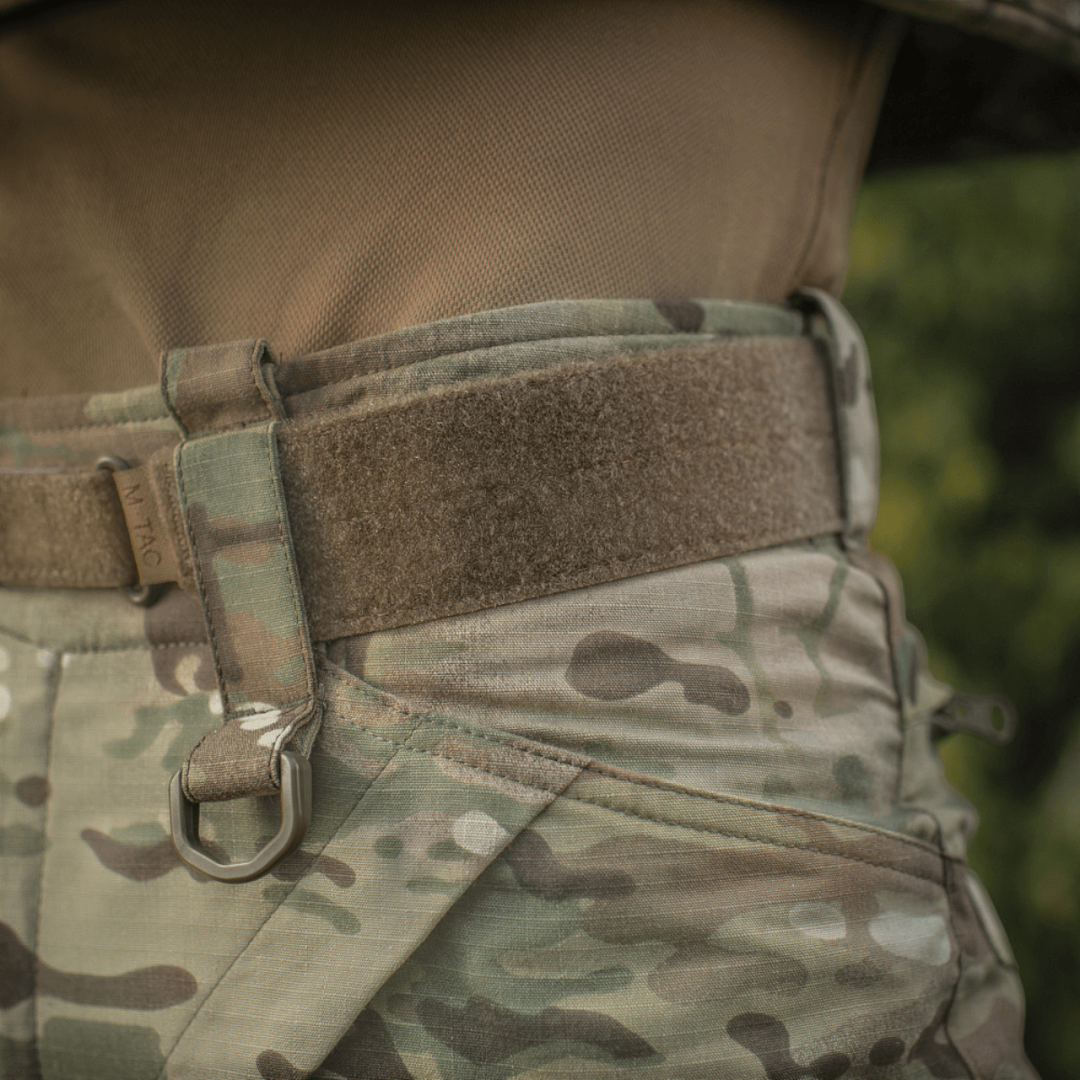 Detaljeret billede af M-Tac Tiger Bælte Cobra Buckle monteret på camouflagebukser, ideel til militær og taktisk udstyr.