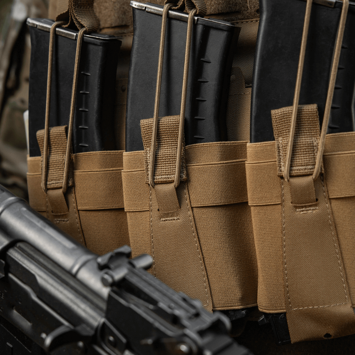 M-Tac Frontpanel til Cuirass QRS Pladebærer Tre Magasiner i elastisk Mag Pouch med AK/AR magasiner, slidstærkt Cordura materiale.
