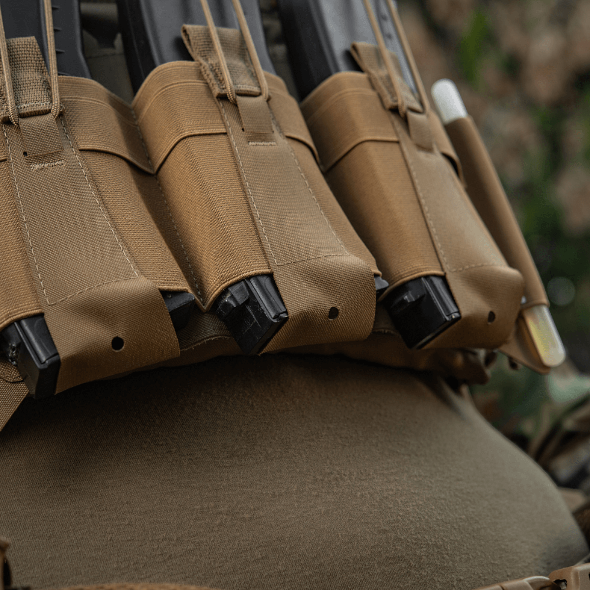 M-Tac Frontpanel til Cuirass QRS Pladebærer Tre Magasiner med elastik og Cordura design for sikker magasinhåndtering.