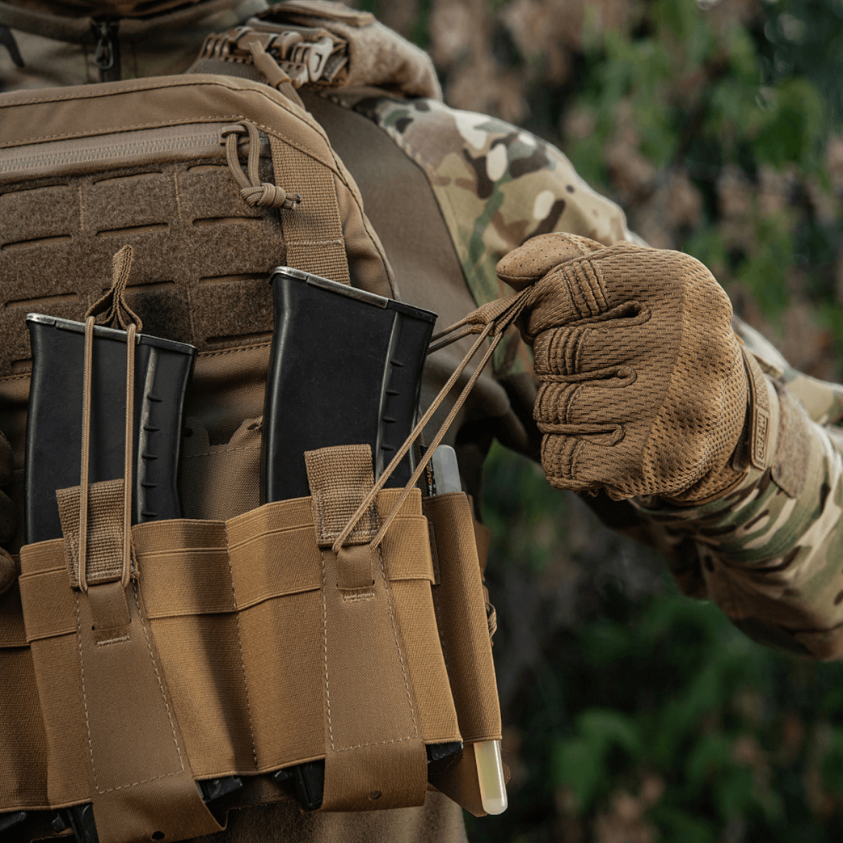 M-Tac Frontpanel til Cuirass QRS Pladebærer Tre Magasiner med elastikbånd og Cordura Squadron til sikker magasinfastgørelse