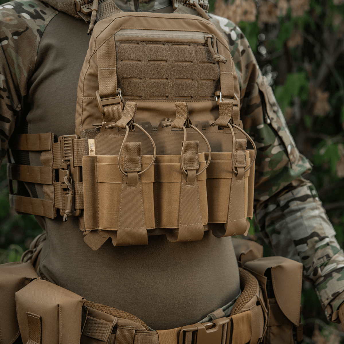 M-Tac Frontpanel til Cuirass QRS Pladebærer Tre Magasiner, funktionelle og lette magasinlommer til hurtig omladning.