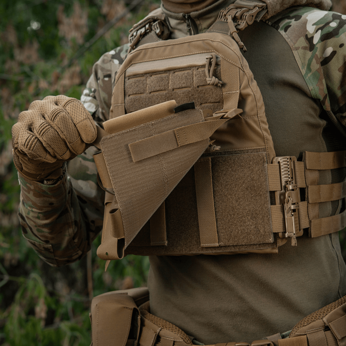 M-Tac Frontpanel til Cuirass QRS Pladebærer Tre Magasiner med elastisk magasinfastgørelse og holdbart Cordura materiale.
