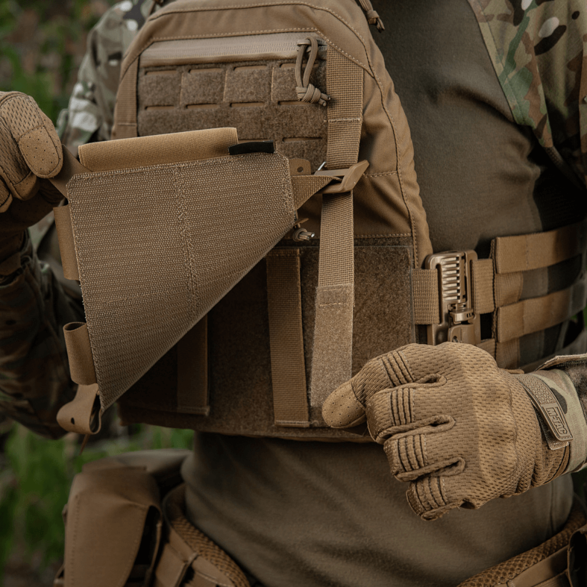 M-Tac Frontpanel til Cuirass QRS Pladebærer Tre Magasiner med elastikbånd og Cordura Squadron til sikker magasinopbevaring.