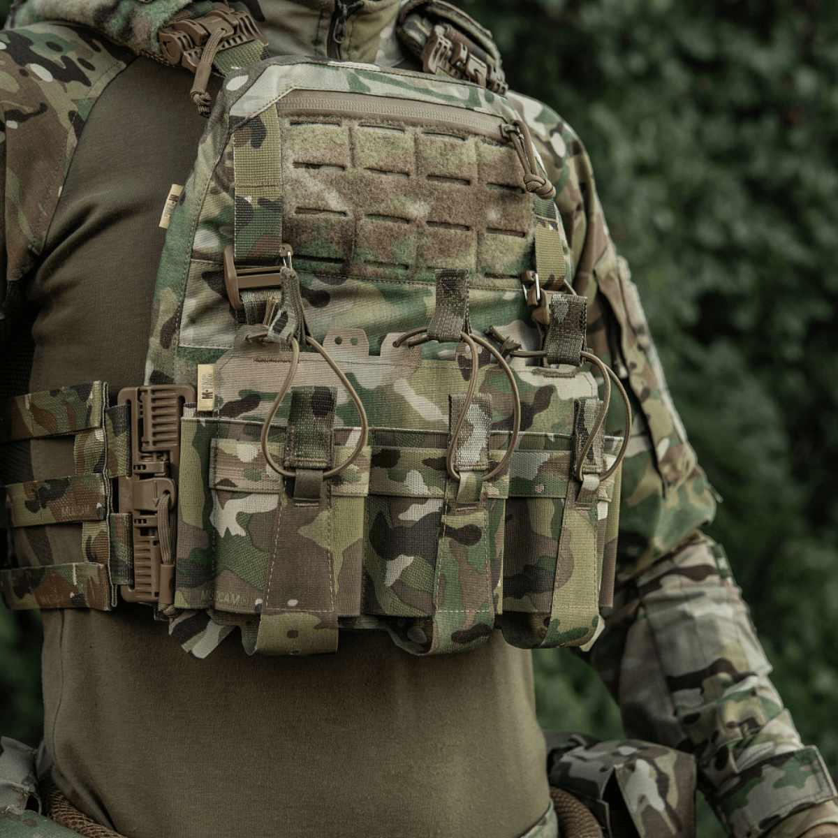 M-Tac Frontpanel til Cuirass QRS Pladebærer Tre Magasiner i camouflage og slidstærkt materiale, med plads til tre AK/AR magasiner.