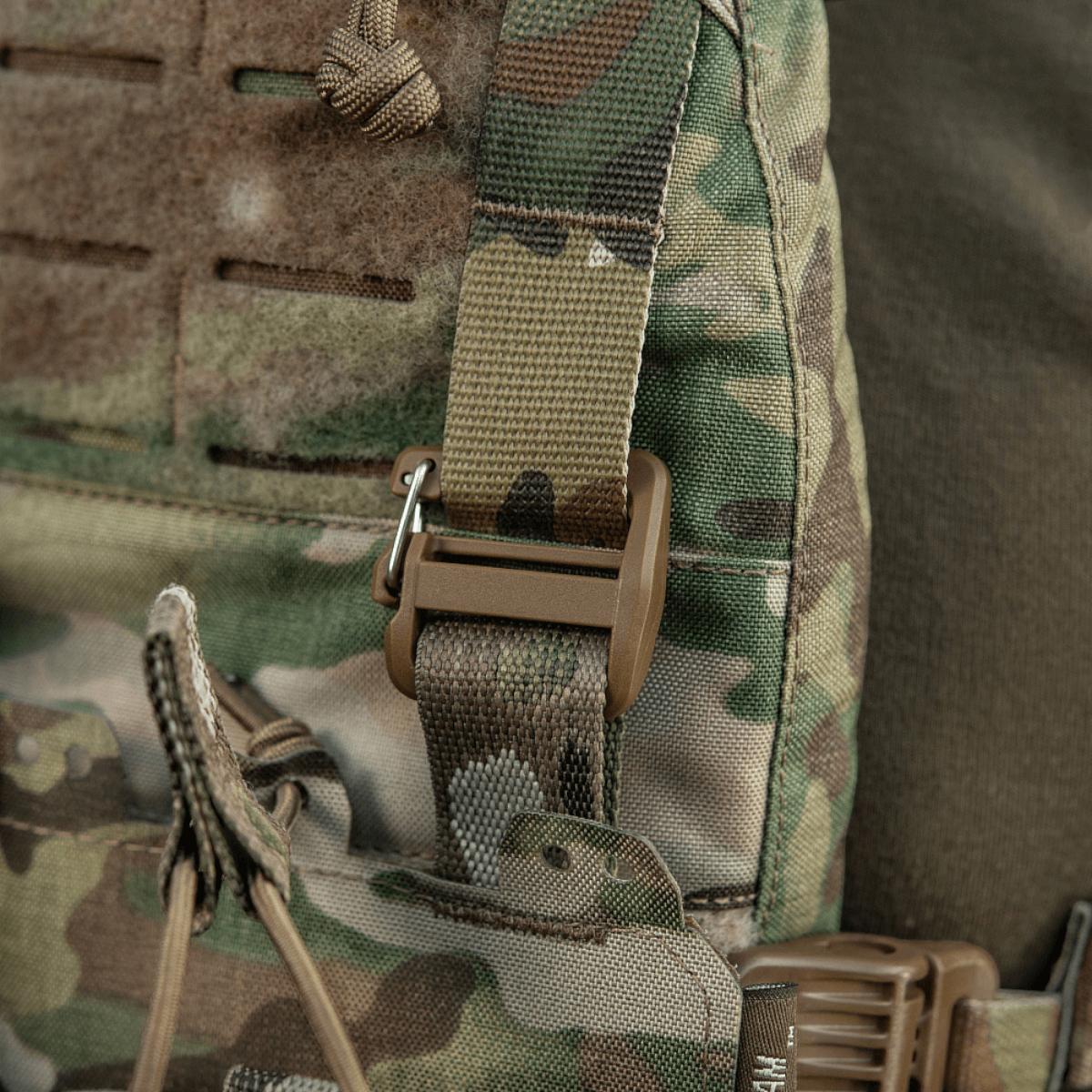M-Tac Frontpanel til Cuirass QRS Pladebærer Tre Magasiner i holdbart Cordura materiale, designet til effektiv opbevaring af AK/AR magasiner.