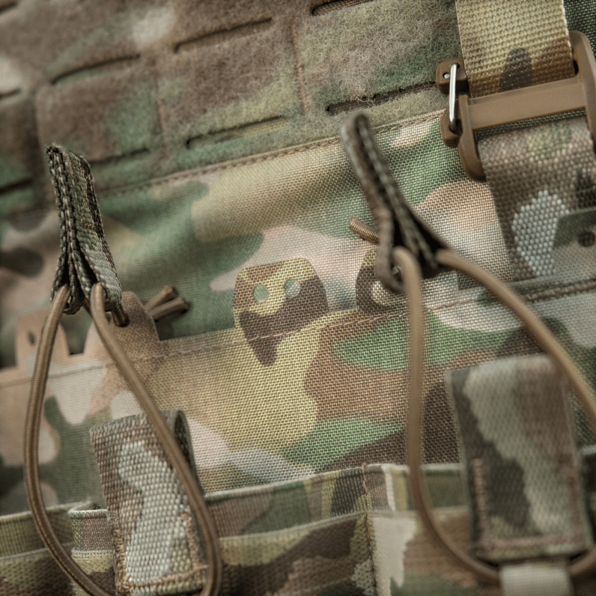 M-Tac Frontpanel til Cuirass QRS Pladebærer Tre Magasiner med camouflagetryk og elastikbånd til hurtig adgang under kampopgaver.