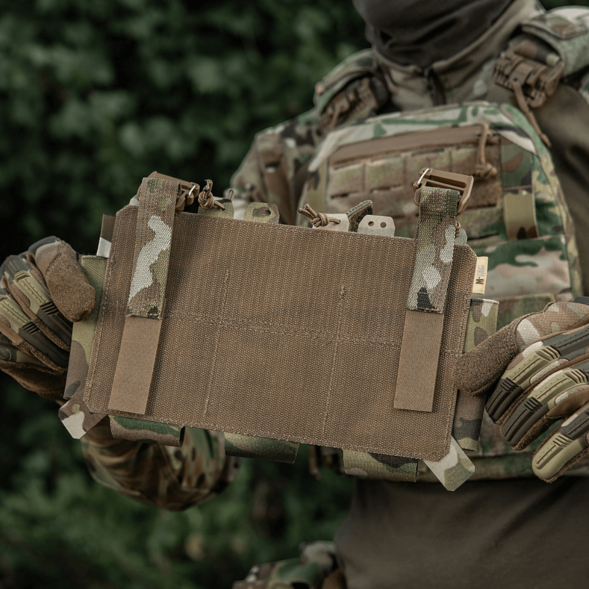 M-Tac Frontpanel til Cuirass QRS Pladebærer Tre Magasiner med elastikbånd og Cordura, ideel til AK/AR magasiner, holdbar og funktionel.