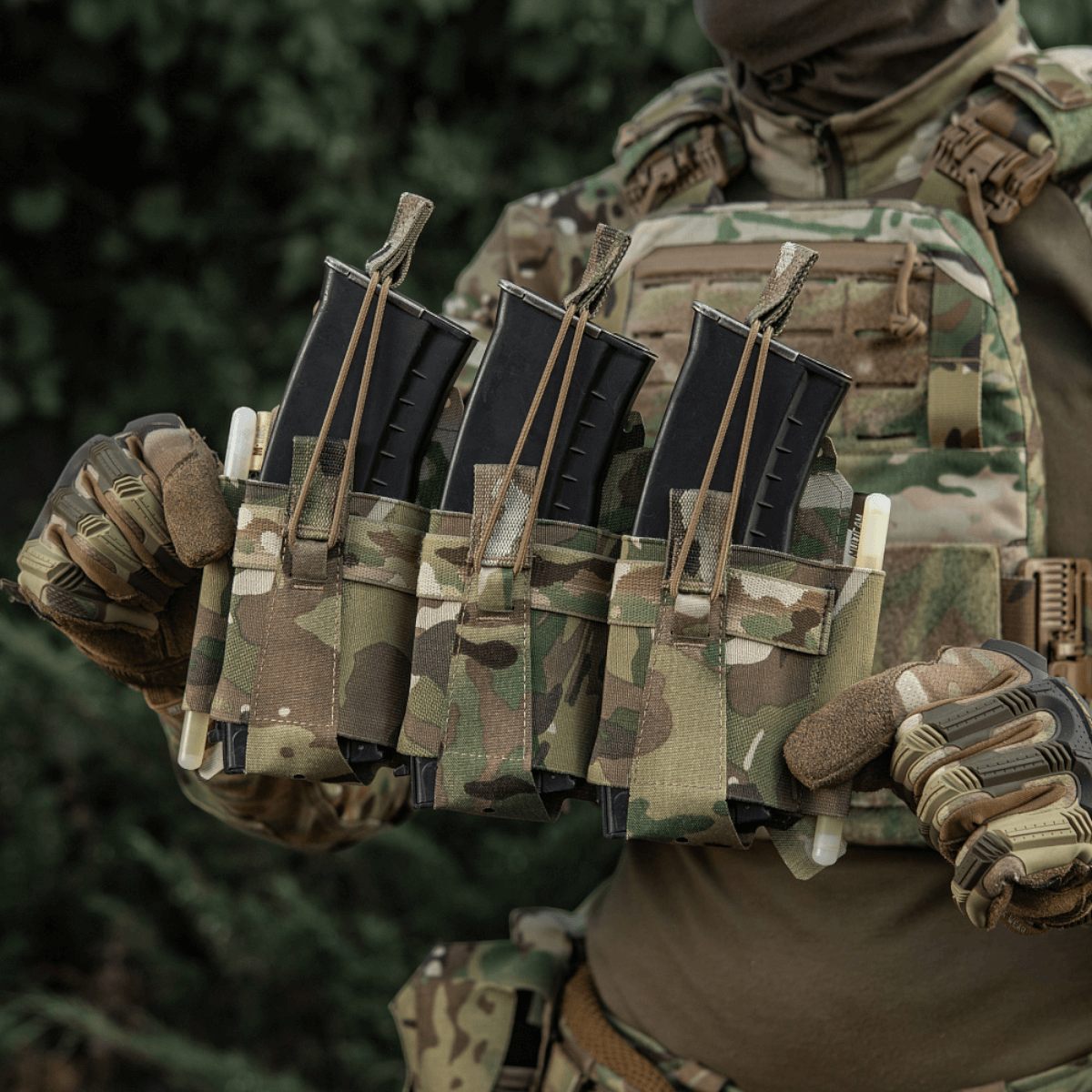 M-Tac Frontpanel til Cuirass QRS Pladebærer Tre Magasiner med elastisk mag pouches afbildet i militært udendørsmiljø.