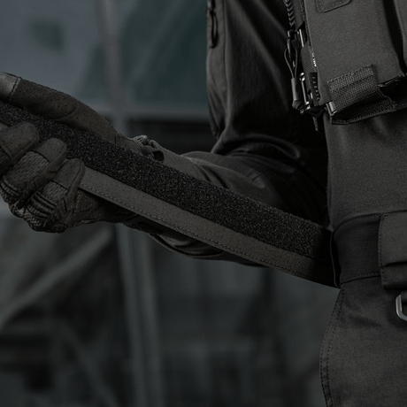 M‑Tac Internal Tiger Bælte i bruk, viser velcro-lukking. Ideell for taktisk bruk og kompatibel med Range Belt.