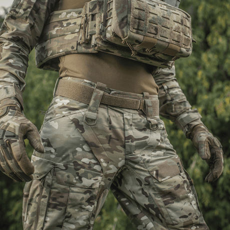 M‑Tac Internal Tiger Bælte brukt med taktisk militærutstyr i kamuflasjedesign, ideell for stabilitet og sikkerhet.