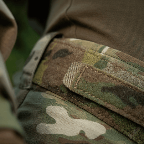 Nærbilde av M-Tac Internal Tiger Bælte i bruk, ideell for militært og taktisk utstyr, laget av Cordura 500D med Velcro-feste.
