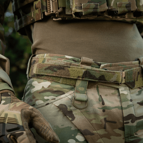 M-Tac Internal Tiger Bælte i bruk med taktisk utstyr, designet for militær bruk med Cordura 500D og Velcro-feste.