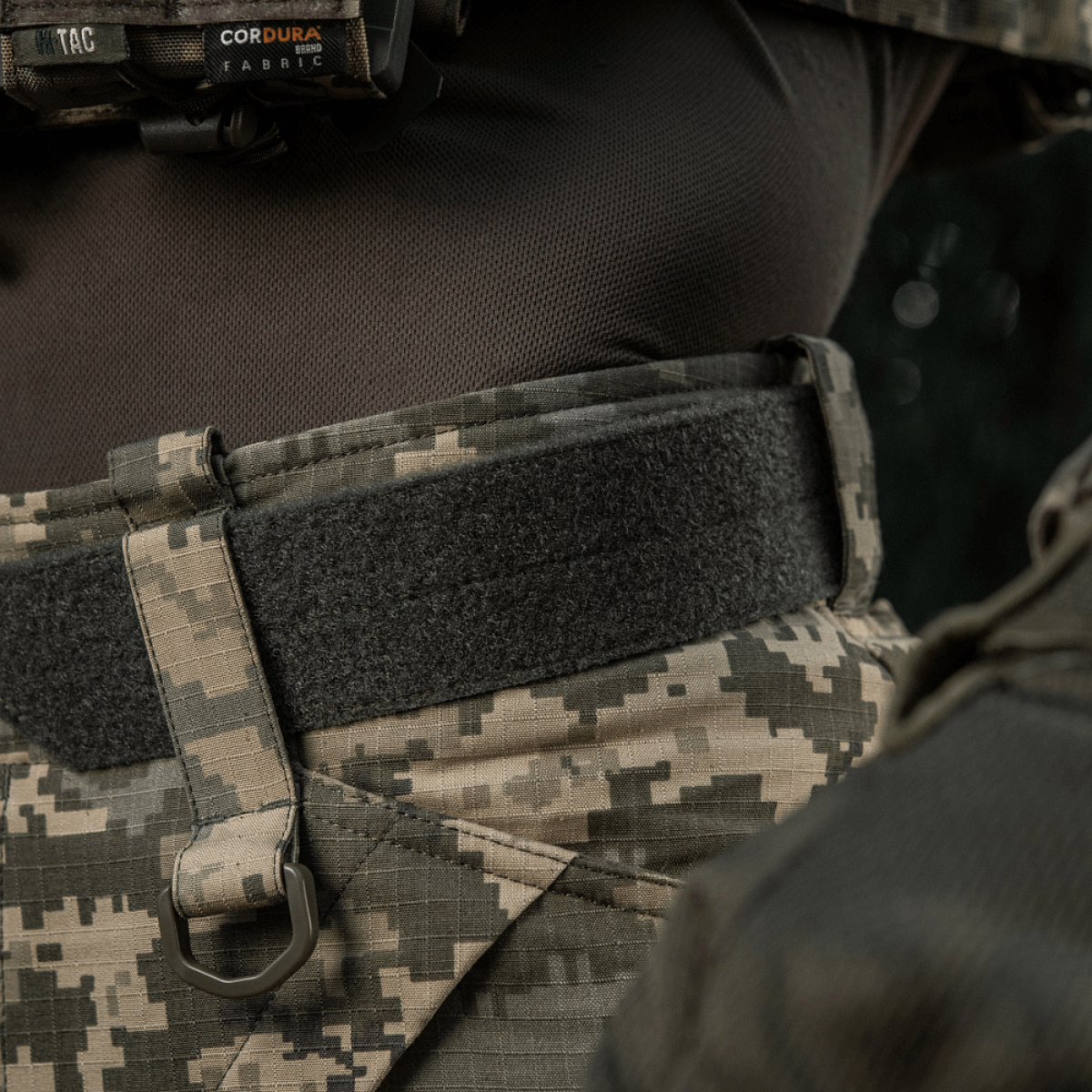 M‑Tac Internal Tiger Bælte i Cordura 500D med velcro-fastgørelse, perfekt til militært brug med taktisk udstyr, set på camouflageuniform.