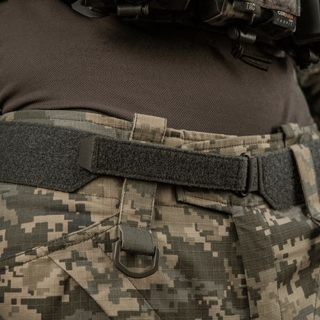 M-Tac Internal Tiger Bælte på militæruniform, designet for taktisk bruk med Cordura 500D, Velcro-fiksering og oval metallramme.