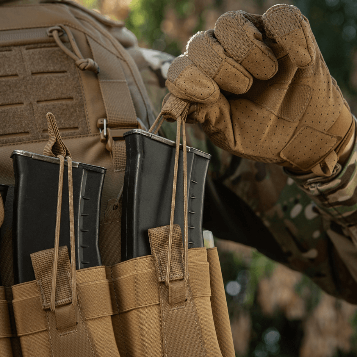 M-Tac Frontpanel til Plate Carrier Cuirass QRS til 4 Magasiner i brug under taktisk situation