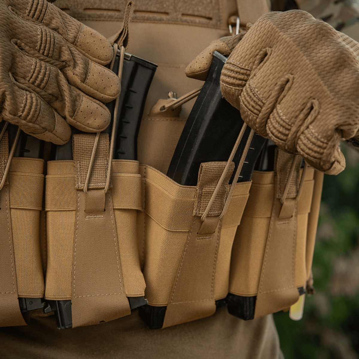 M-Tac Frontpanel til Plate Carrier Cuirass QRS til 4 Magasiner i brug, funktionelt designet til sikre og hurtige omladninger.