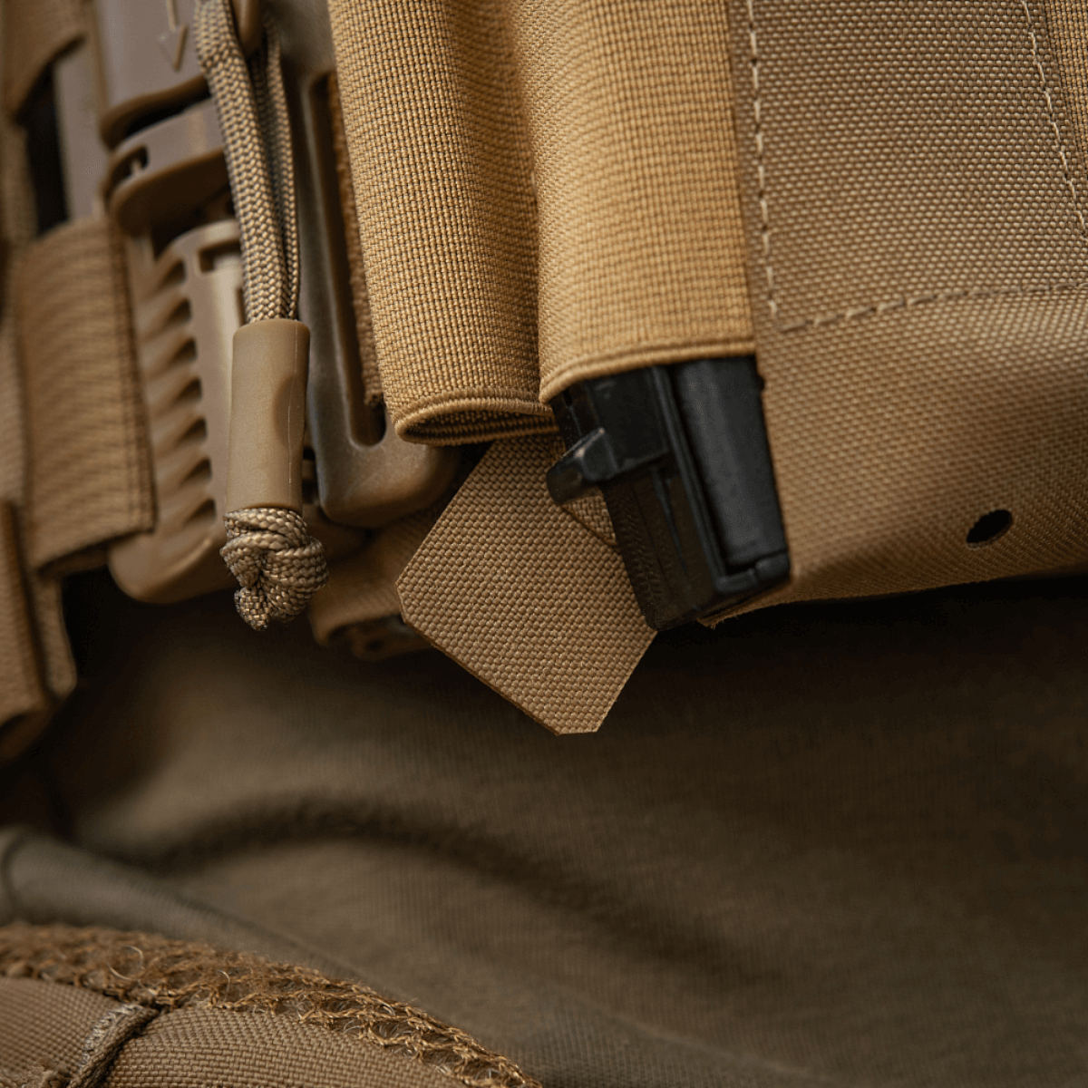Detaljeret billede af M-Tac Frontpanel til Plate Carrier Cuirass QRS til 4 Magasiner, der viser sikker elastikmagasinfunktion.