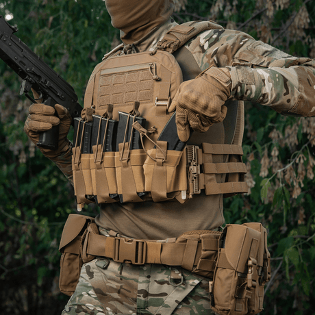 M-Tac frontpanel til Plate Carrier Cuirass QRS til 4 magasiner i elastisk materiale med NIJ-sertifisering, taktisk bruk, galleri posisjon 1.
