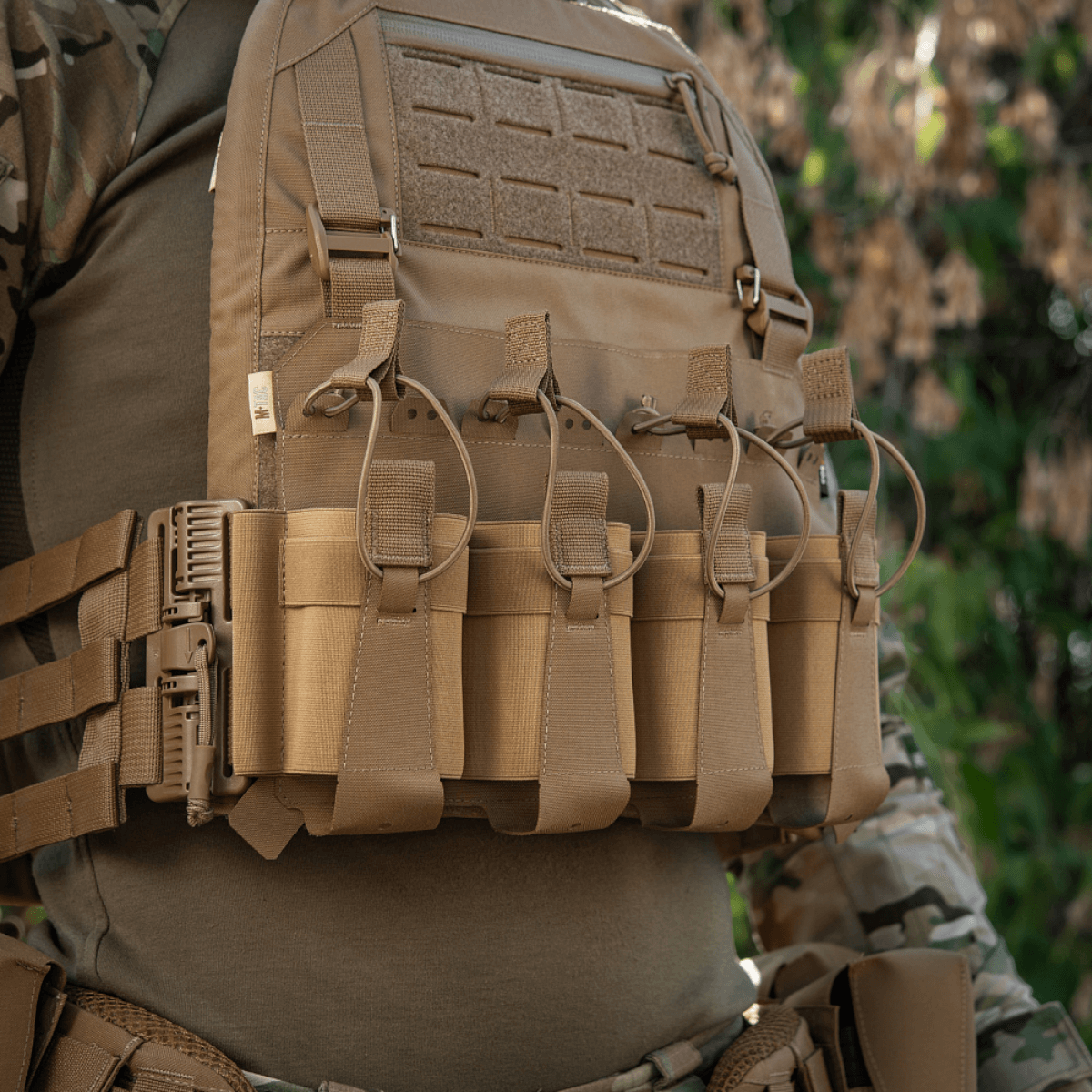 M-Tac Frontpanel til Plate Carrier Cuirass QRS til 4 Magasiner, let og funktionel med elastikbånd og Cordura Squadron materiale.