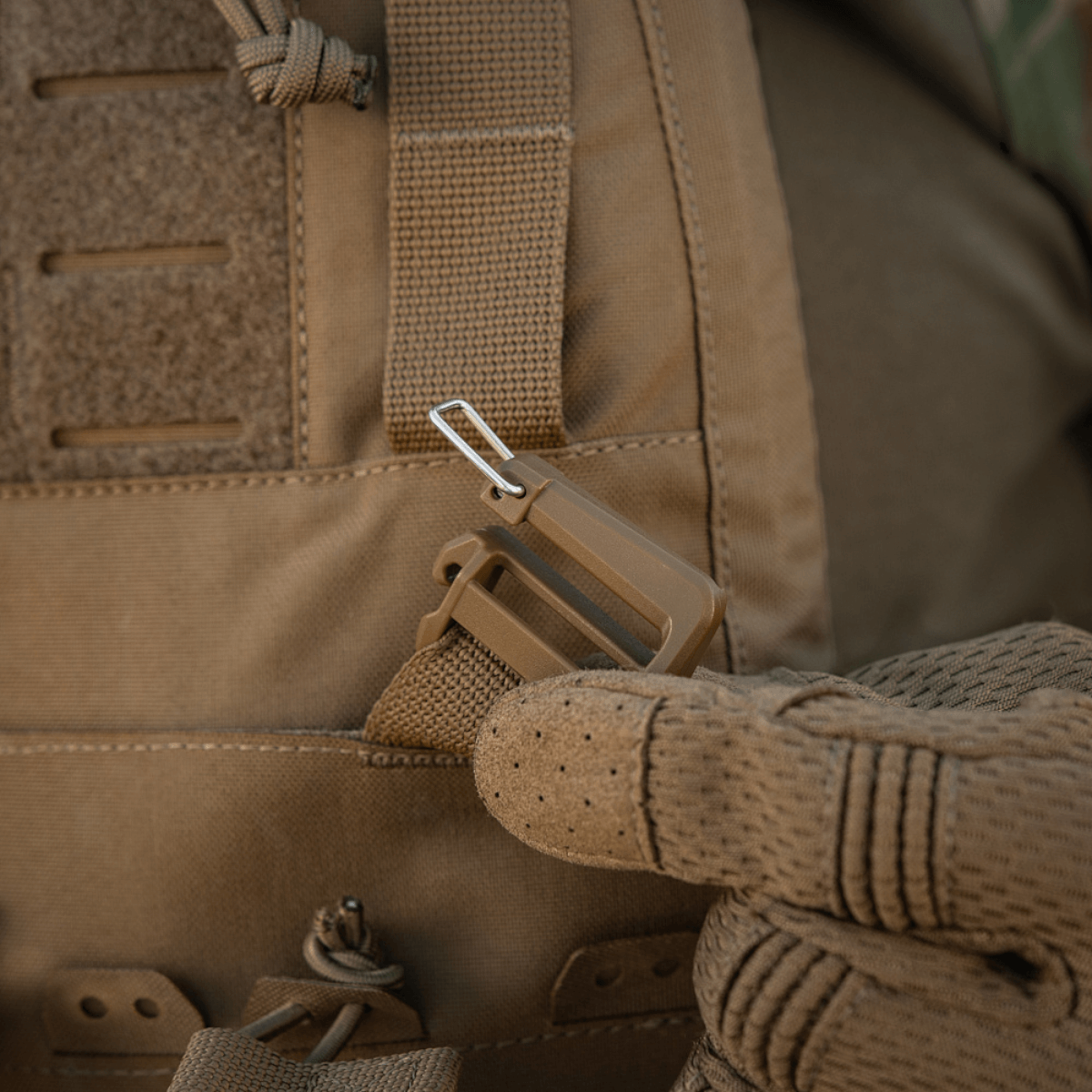 M-Tac Frontpanel til Plate Carrier Cuirass QRS til 4 Magasiner i brug med handske i nærbillede