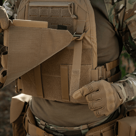 M-Tac frontpanel til Plate Carrier Cuirass QRS til 4 magasiner i slitesterkt elastisk materiale med NIJ-sertifisering, funksjonell montering, galleri posisjon 1.