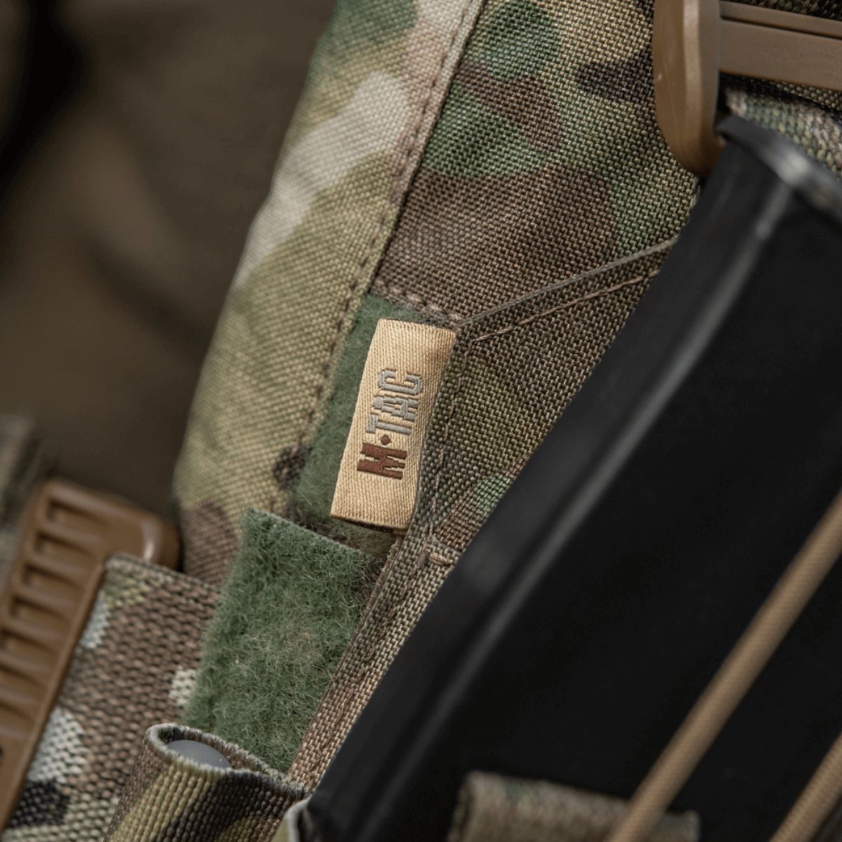 Nærbillede af M-Tac Frontpanel til Plate Carrier Cuirass QRS til 4 Magasiner i camouflagemønster med logo