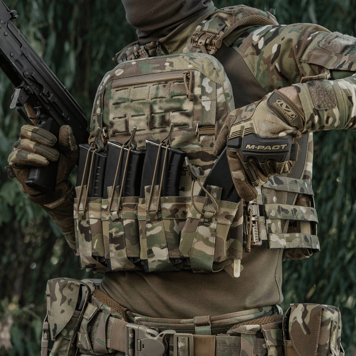 Soldat iført M-Tac Frontpanel til Plate Carrier Cuirass QRS til 4 Magasiner med magasinpung i kamuflage til hurtig omladning.