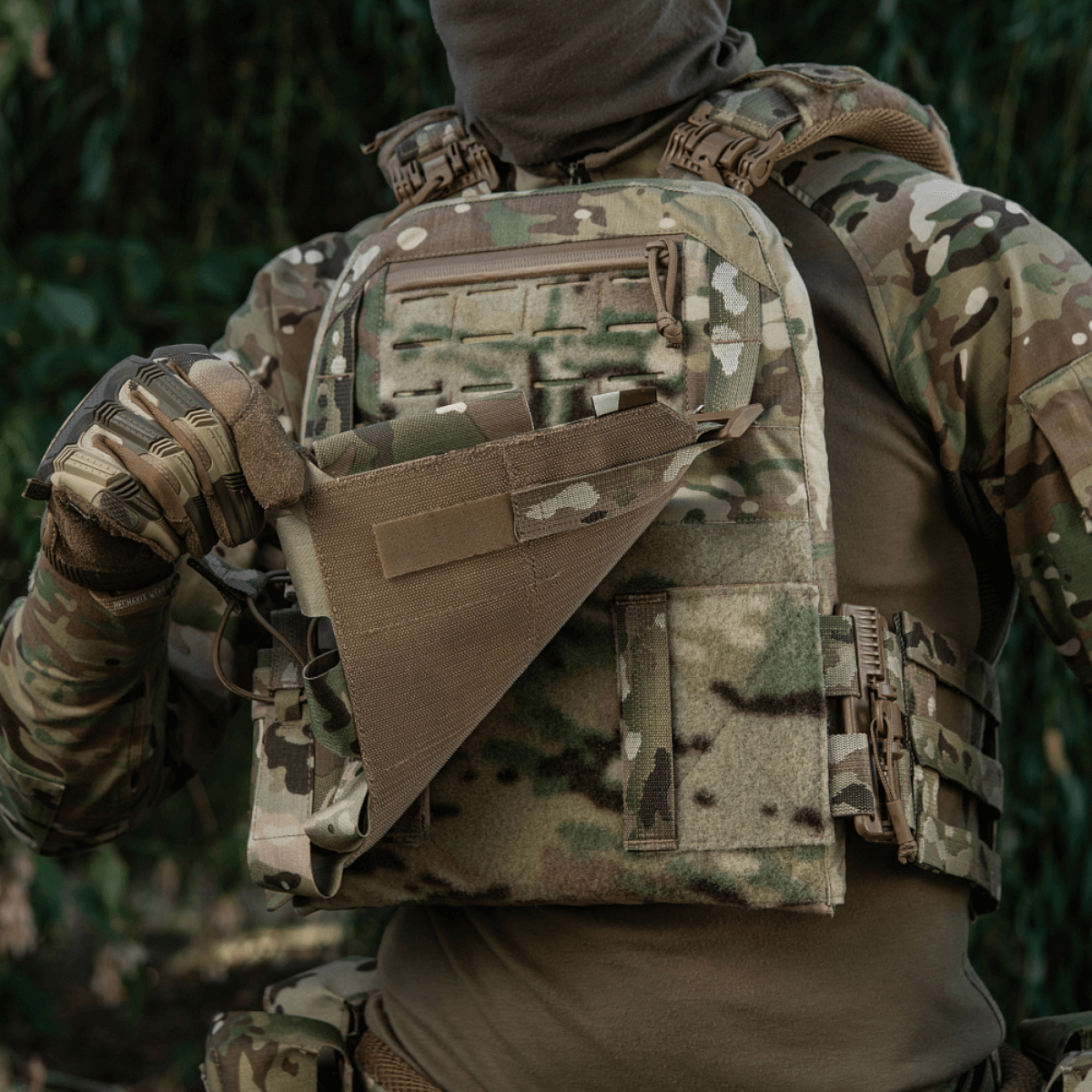 M-Tac Frontpanel til Plate Carrier Cuirass QRS til 4 Magasiner i brug i feltet, viser holdbarhed af elastisk magpung til AK/AR magasiner