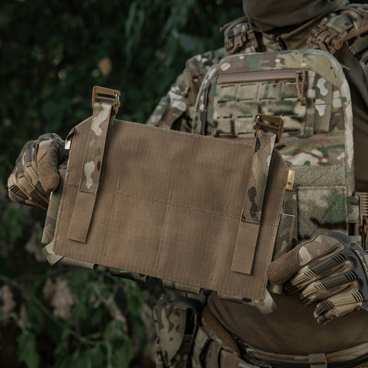 M-Tac Frontpanel til Plate Carrier Cuirass QRS til 4 Magasiner i brug, viser funktionelt design og holdbarhed i kampmiljøer.
