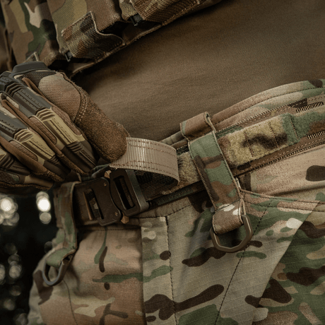 M-Tac Cobra Buckle Taktisk Bælte Laser Cut i brug på kamufleret taktisk uniform