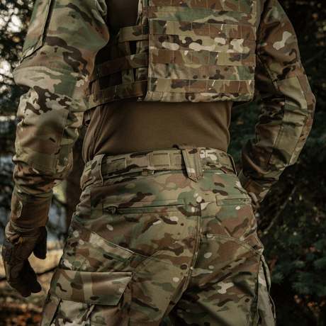 M-Tac Cobra Buckle Taktisk Bælte Laser Cut på soldat i camouflageuniform med MOLLE grænseflade.