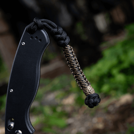 M-Tac Knife Lanyard Scandinavian – flettet paracord-lanyard på lommekniv for stilfull og praktisk bruk.